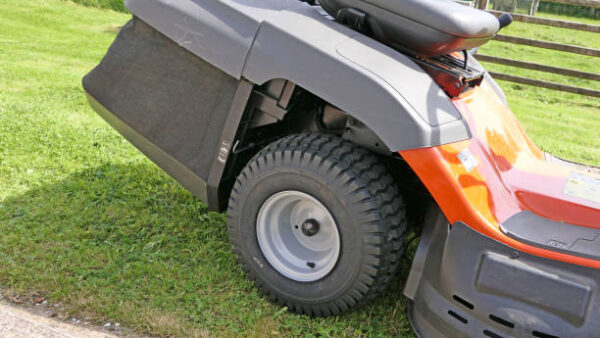 Husqvarna TC 138 38-Inch Riding Lawn Mower Garden Tractor